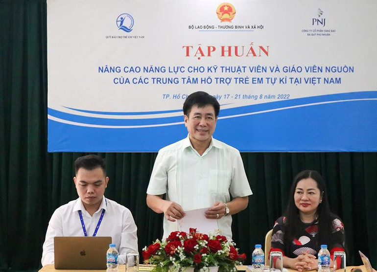 Giám đốc Quỹ Bảo trợ trẻ em Việt Nam, TS Hoàng Văn Tiến, chia sẻ thông tin tại buổi tập huấn (Ảnh: NFVC).