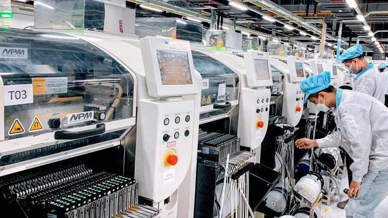 Lao động làm việc tại nhà máy Pegatron Việt Nam ở khu công nghiệp DEEP-C Hải Phòng. (Ảnh: QUANG DŨNG)