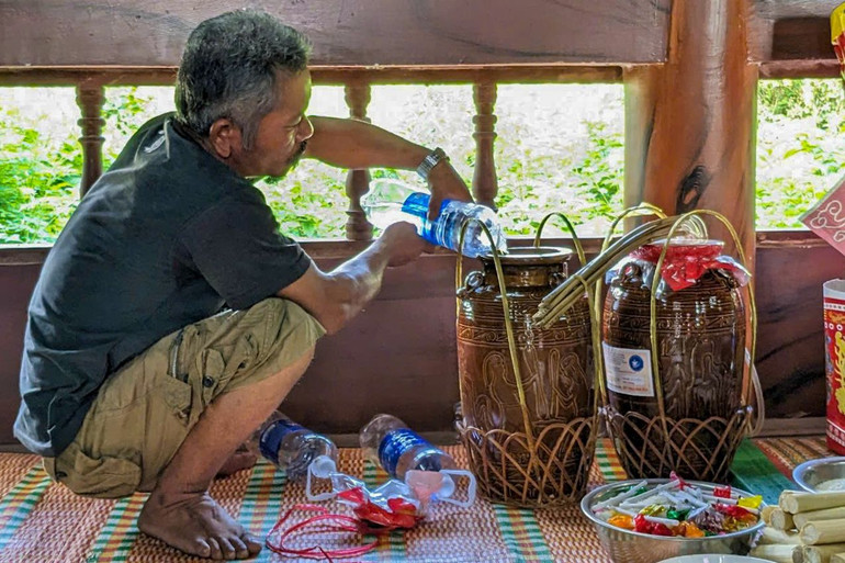 Rượu cần là một nét văn hoá đặc trưng trong ẩm thực của đồng bào Cơ Tu còn được lưu giữ đến nay. (Ảnh: Thanh Tân)