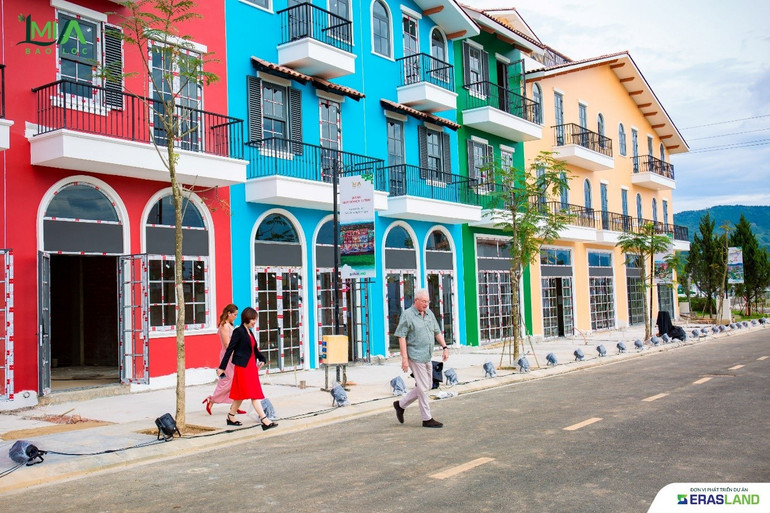 Khách hàng tham quan và trải nghiệm tiện ích tại dự án.