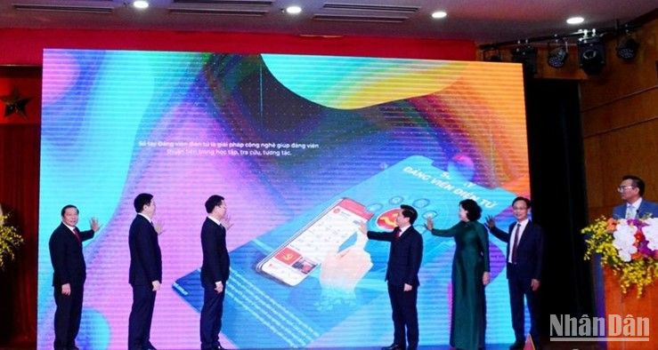 Các đồng chí trong Thường vụ Đảng ủy Khối ấn nút khai trương Sổ tay đảng viên điện tử Các đồng chí trong Thường vụ Đảng ủy Khối ấn nút khai trương Sổ tay đảng viên điện tử