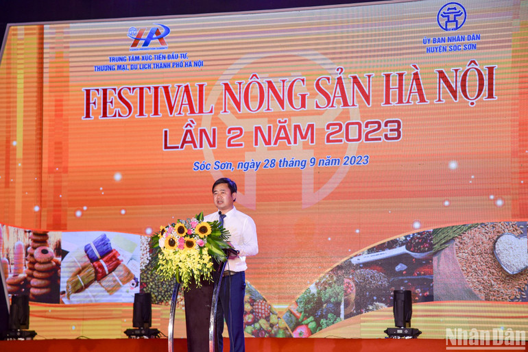 Ông Đỗ Minh Tuấn, Phó Chủ tịch UBND huyện Sóc Sơn phát biểu tại lễ khai mạc.