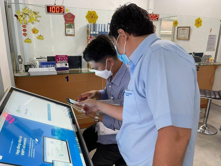 Nhân viên hướng dẫn khách hàng làm Hợp đồng điện tử tại Công ty Cổ phần Cấp nước Trung An.