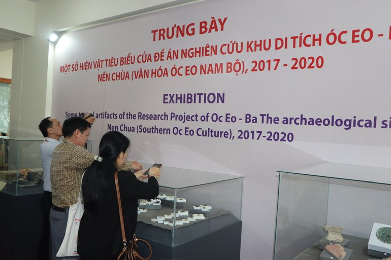 Trưng bày hiện vật Óc Eo tại hội thảo.