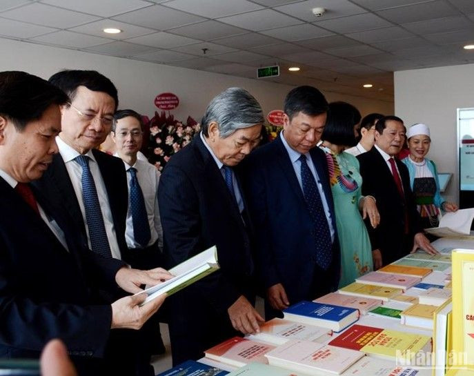 Các đại biểu tham quan triển lãm trưng bày, giới thiệu sách. Các đại biểu tham quan triển lãm trưng bày, giới thiệu sách.