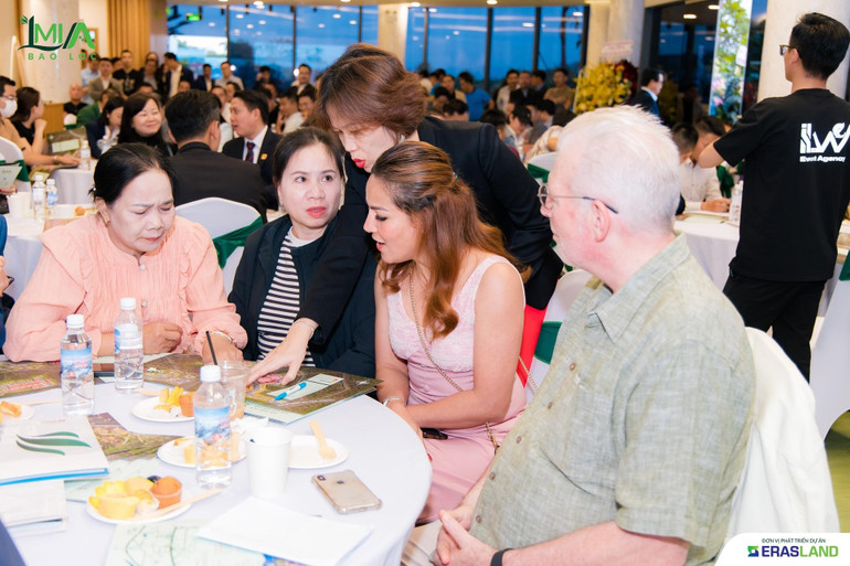 Chính sách bán hàng hấp dẫn thu hút nhà đầu tư và khách hàng.