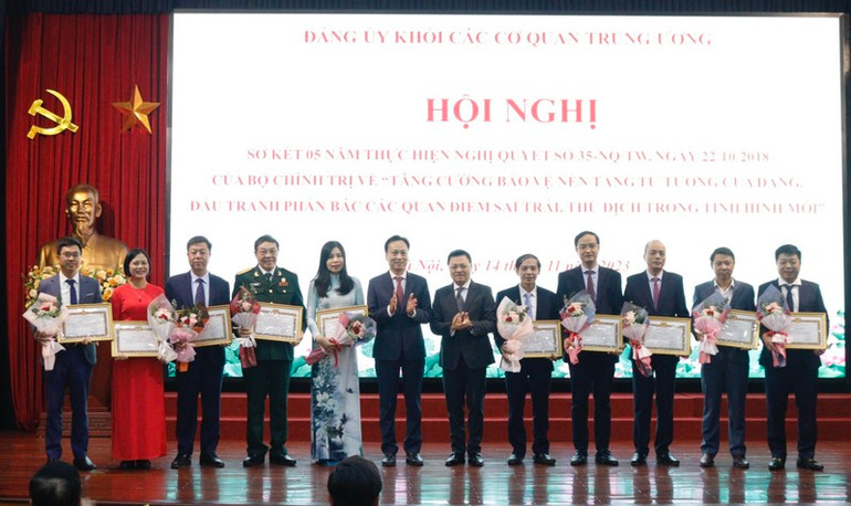 Đại diện các đơn vị được khen thưởng vì có thành tích xuất sắc trong thực hiện Nghị quyết số 35 của Bộ Chính trị.