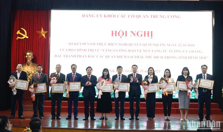 Đại diện các tập thể được khen thưởng vì có thành tích xuất sắc trong thực hiện Nghị quyết số 35 của Bộ Chính trị.