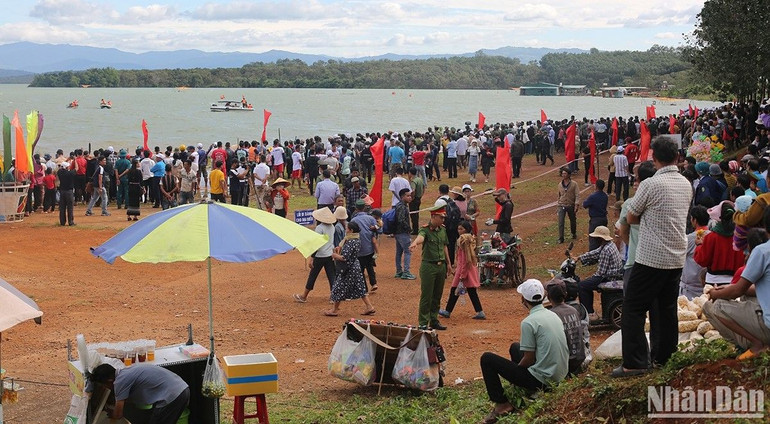 Ngày hội đua thuyền thu hút đông đảo người dân và khách du lịch.