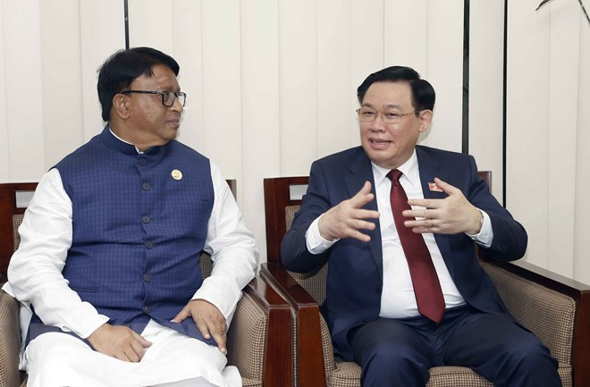 Lễ đón Chủ tịch Quốc hội Vương Đình Huệ tại Sân bay Quốc tế Hazart Shahjalal, thủ đô Dhaka. (Ảnh: TTXVN)