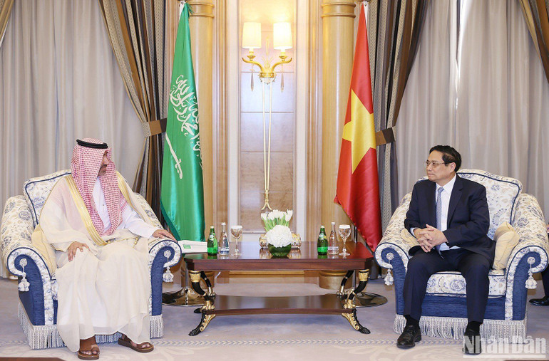 Thủ tướng Phạm Minh Chính tiếp Bộ trưởng Nguồn nhân lực và Phát triển xã hội Ahmed Al-Rajhi. (Ảnh: Dương Giang)