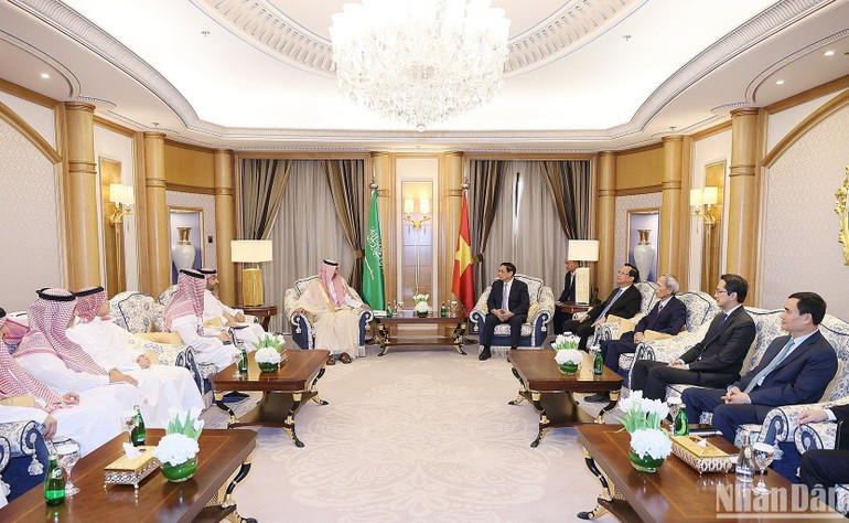 Thủ tướng Phạm Minh Chính tiếp Bộ trưởng Nguồn nhân lực và Phát triển xã hội Ahmed Al-Rajhi. (Ảnh: Dương Giang)