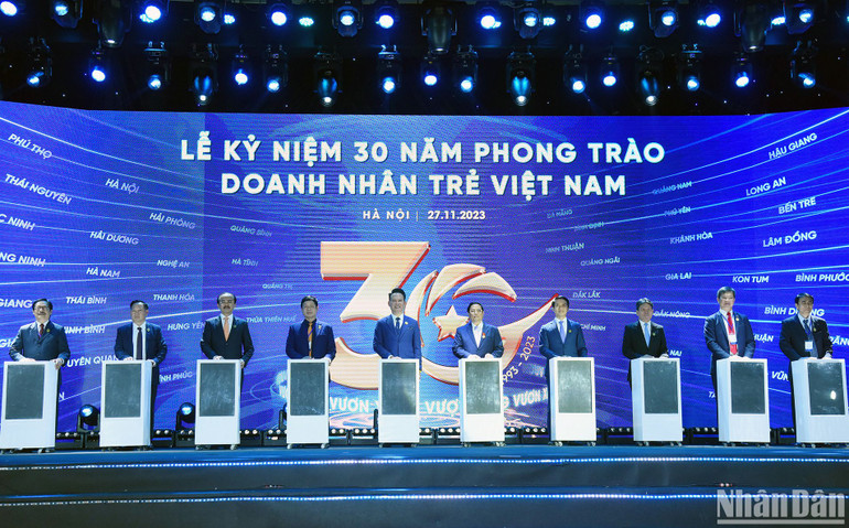 Thủ tướng Phạm Minh Chính, các đồng chí lãnh đạo, đại biểu thực hiện nghi thức bấm nút kỷ niệm 30 năm phong trào Doanh nhân trẻ Việt Nam. (Ảnh: Trần Hải)