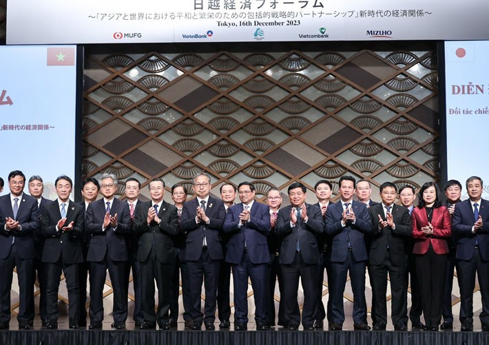 Thủ tướng Chính phủ Phạm Minh Chính và Chủ tịch Hội đồng quản trị VietinBank Trần Minh Bình (hàng 2, thứ 3 từ phải qua) chụp ảnh lưu niệm cùng các đại biểu tại sự kiện