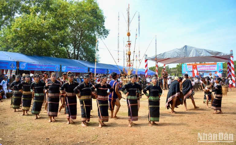 Trình diễn các trang phục dân tộc và thi dân vũ.