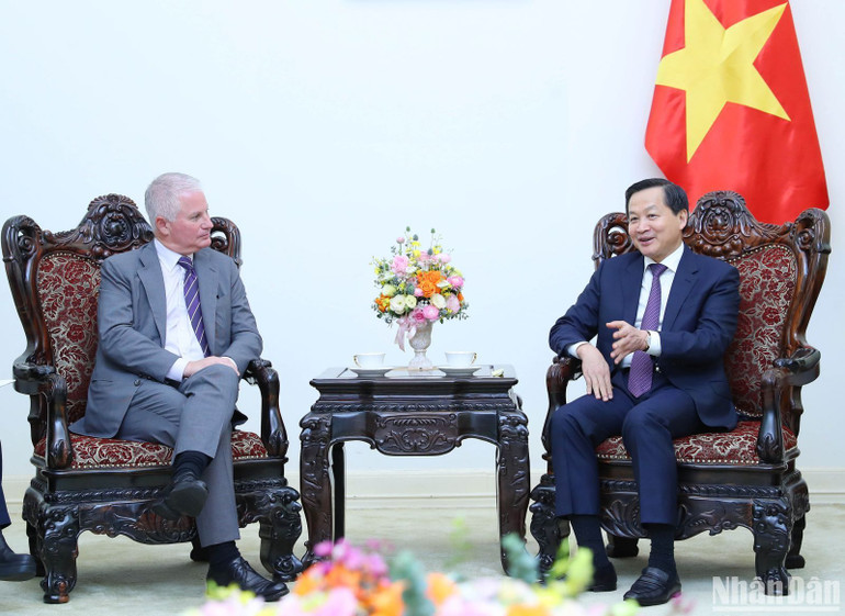 Phó Thủ tướng Lê Minh Khái tiếp ông Charles R. Kaye, Giám đốc điều hành Công ty Warburg Pincus, Hoa Kỳ. (Ảnh: VGP)