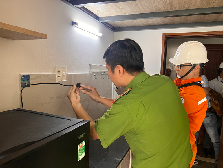 Công nhân công ty điện lực Tân Phú và công an quận Tân Phú phối hợp kiểm tra an toàn trên các thiết bị điện tại một phòng trọ trên địa bàn.
