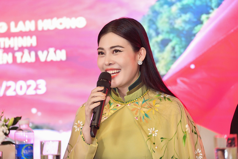 Ca sĩ Thi Phượng.