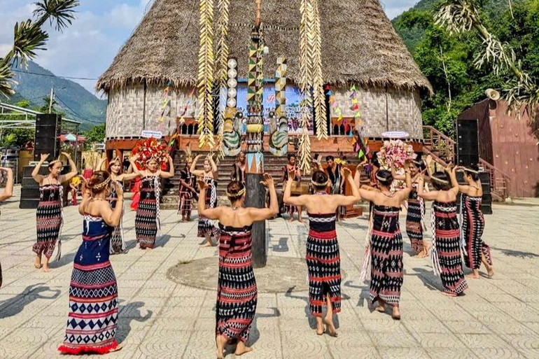 Đồng bào Cơ Tu biểu diễn vũ điệu Tung tung da dá trong ngày hội. (Ảnh: Thanh Tân)