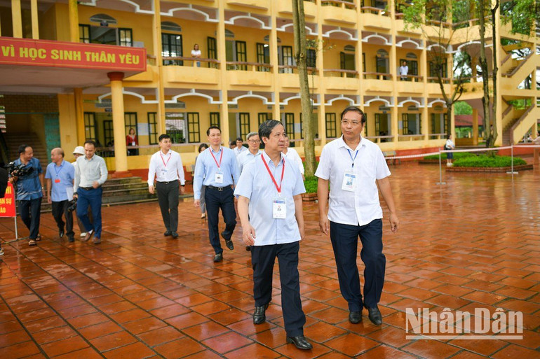 Bộ trưởng Giáo dục và Đào tạo Nguyễn Kim Sơn đã tới điểm thi Trường THPT Yên Mỹ. Ảnh: THÀNH ĐẠT Bộ trưởng Giáo dục và Đào tạo Nguyễn Kim Sơn đã tới điểm thi Trường THPT Yên Mỹ. Ảnh: THÀNH ĐẠT