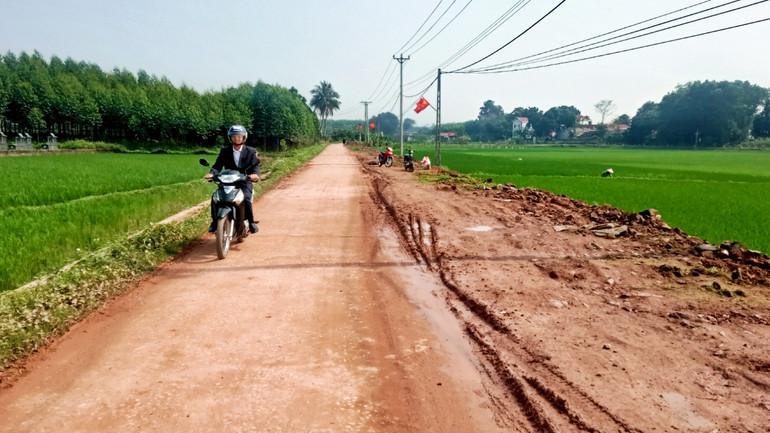 Nhờ việc người dân hiến đất, tuyến đường trục xóm xã Tân Hòa, huyện Phú Bình chuẩn bị được đầu tư mở rộng.