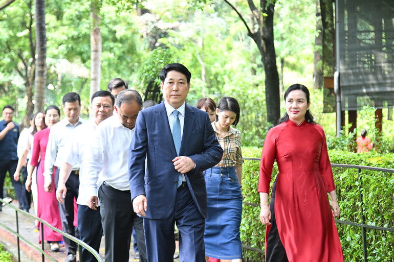 Chủ tịch nước Lương Cương cùng các đại biểu tham quan Khu Di tích Chủ tịch Hồ Chí Minh tại Phủ Chủ tịch.