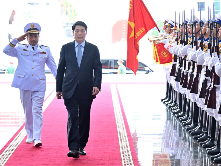 Chủ tịch nước Lương Cường duyệt Đội danh dự tại Lễ kỷ niệm.