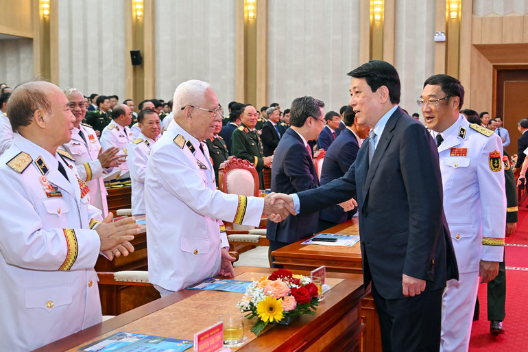 Chủ tịch nước Lương Cường với các đồng chí nguyên lãnh đạo Quân chủng Hải quân tại Lễ kỷ niệm.