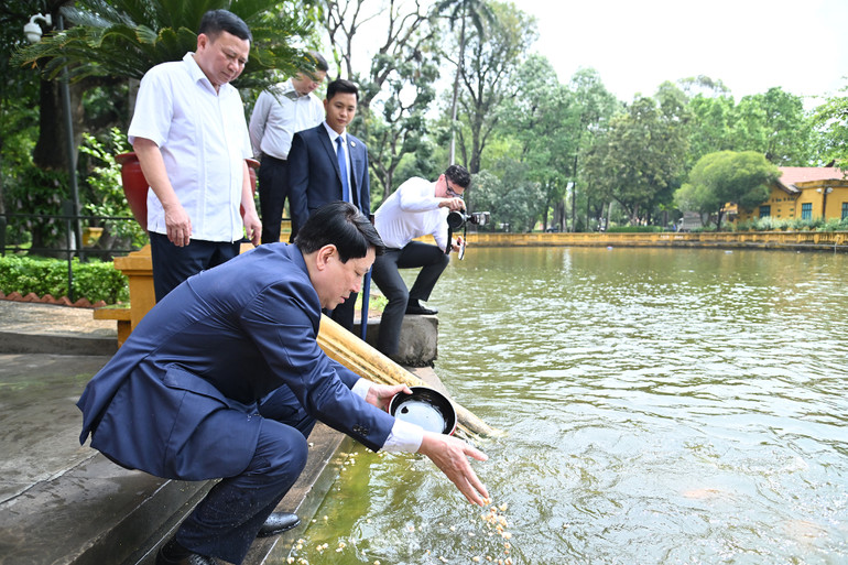 Chủ tịch nước Lương Cường cho cá ăn tại ao cá Bác Hồ.