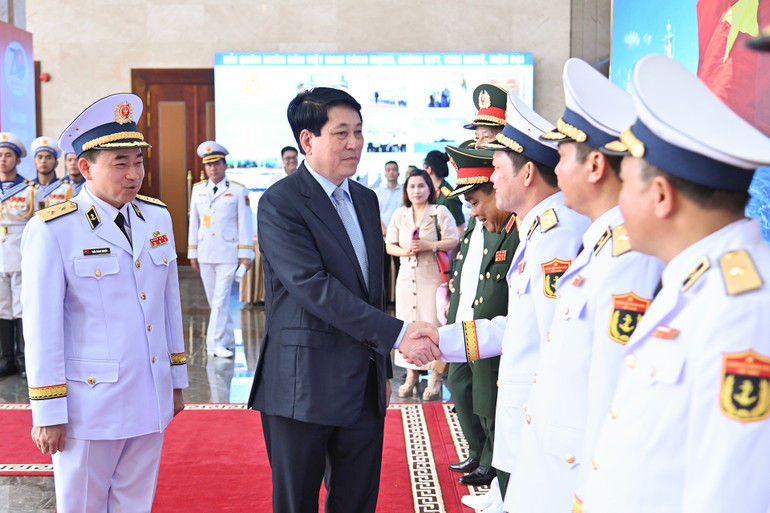 Chủ tịch nước Lương Cường với các đồng chí lãnh đạo Quân chủng Hải quân tại Lễ kỷ niệm.