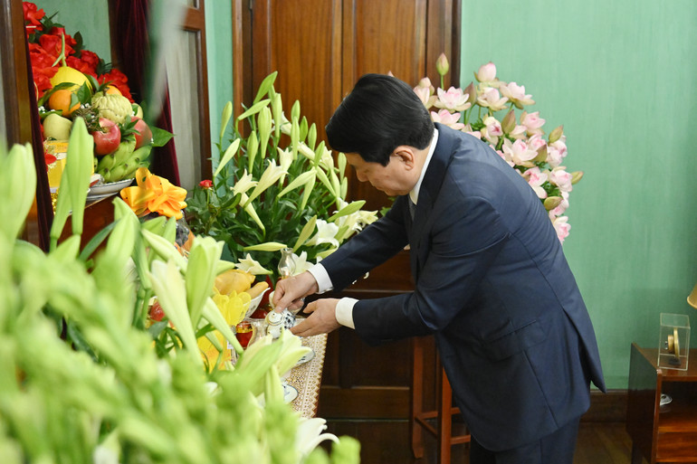 Chủ tịch nước Lương Cương dâng hương tưởng nhớ Chủ tịch Hồ Chí Minh.