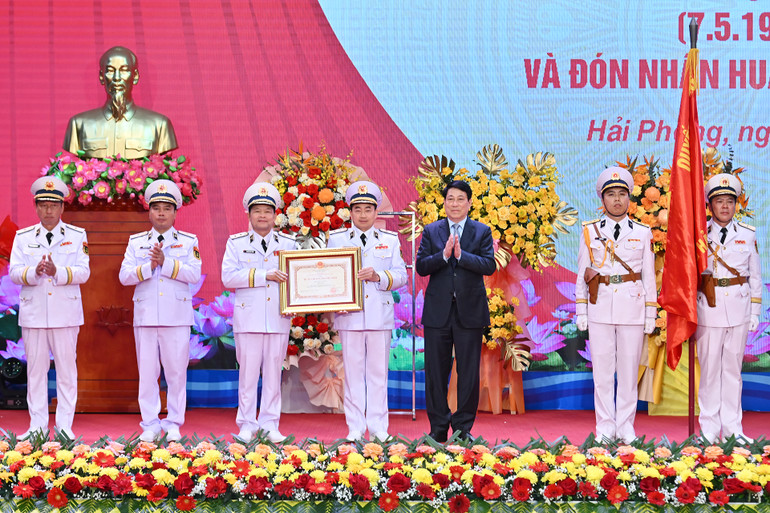 Chủ tịch nước Lương Cường trao Huân chương Hồ Chí Minh tặng Quân chủng Hải quân.