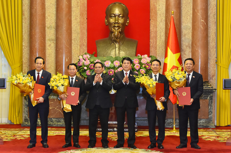 Chủ tịch nước Lương Cường, Thủ tướng Phạm Minh Chính chúc mừng các đồng chí: Trần Hồng Minh, Bộ trưởng Xây dựng; Nguyễn Mạnh Hùng, Bộ trưởng Khoa học và Công nghệ; Đỗ Đức Duy, Bộ trưởng Nông nghiệp và Môi trường; Đào Ngọc Dung, Bộ trưởng Dân tộc và Tôn giáo, tại lễ công bố và trao quyết định của Chủ tịch nước bổ nhiệm các Phó Thủ tướng Chính phủ và Bộ trưởng nhiệm kỳ 2021-2026. ngày 18/2/2025. (Ảnh THỦY NGUYÊN)