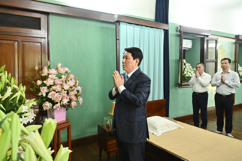 Chủ tịch nước Lương Cường cùng các đại biểu thành kính tưởng nhớ Chủ tịch Hồ Chí Minh.