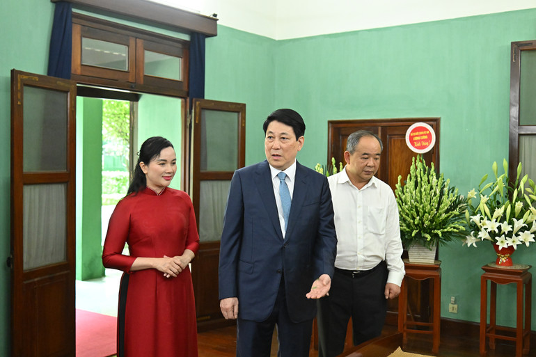 Chủ tịch nước Lương Cường trò chuyện với các cán bộ, nhân viên Khu Di tích Chủ tịch Hồ Chí Minh tại Phủ Chủ tịch.