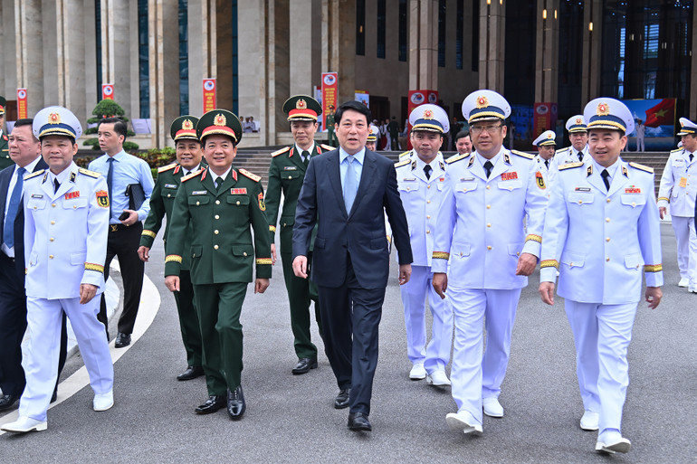 Chủ tịch nước Lương Cường với các đồng chí lãnh đạo Bộ Quốc phòng, Quân chủng Hải quân.