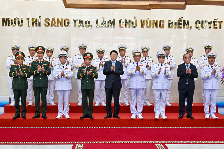 Chủ tịch nước Lương Cường với các đồng chí lãnh đạo Bộ Quốc phòng, Quân chủng Hải quân và các đại biểu.