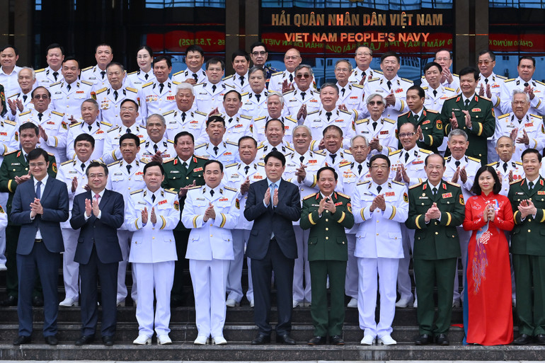 Chủ tịch nước Lương Cường cùng các đại biểu chụp ảnh lưu niệm.