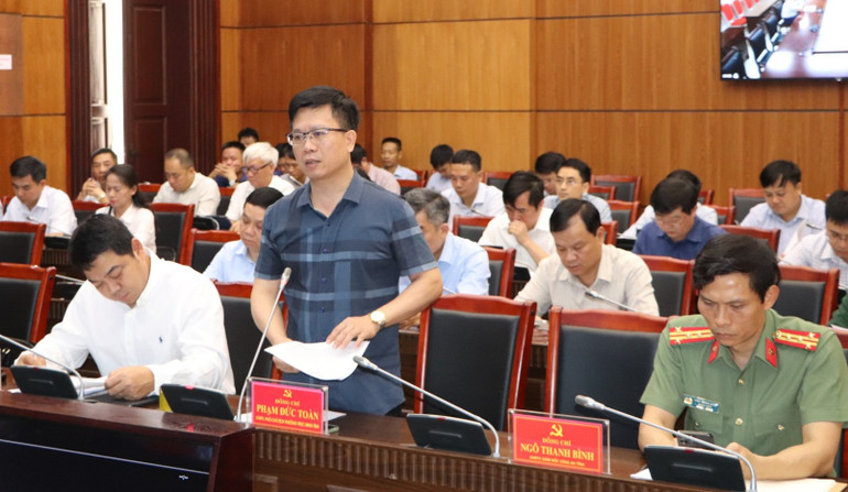 Đại diện lãnh đạo Ủy ban nhân dân tỉnh Điện Biên báo cáo tiến độ thực hiện Dự án.