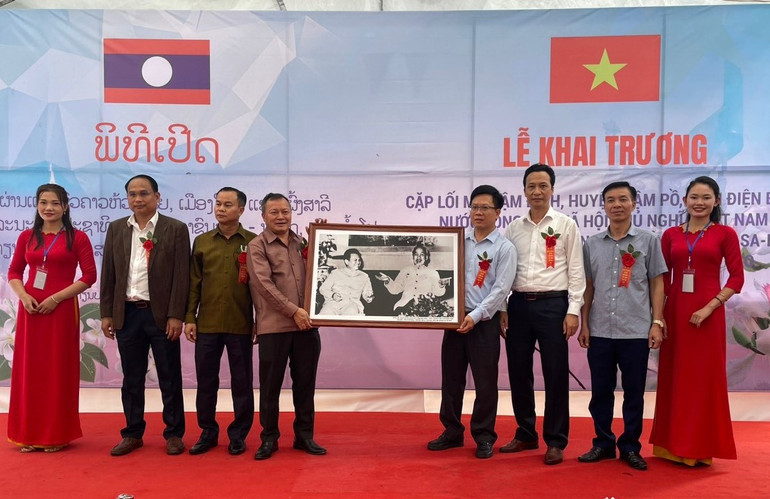 Đồng chí Phạm Đức Toàn, trao bức tranh Chủ tịch Hồ Chí Minh và Chủ tịch Cay-xỏn Phôm-vi-hản tặng Đảng bộ, chính quyền và nhân dân tỉnh Phong Sa Ly.