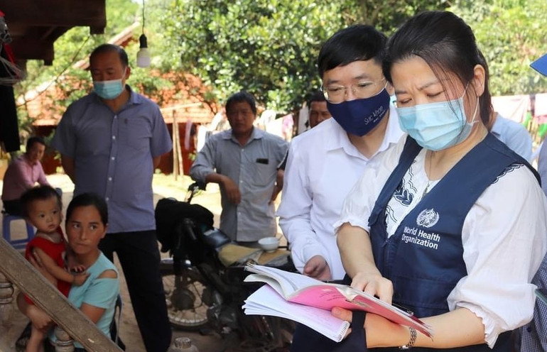 Cán bộ Tổ chức Y tế thế giới giám sát việc theo dõi, lập danh sách các trường hợp tiếp xúc gần ca bệnh bạch hầu tại xã Pú Nhi, huyện Điện Biên Đông. (Ảnh: CDC Điện Biên)