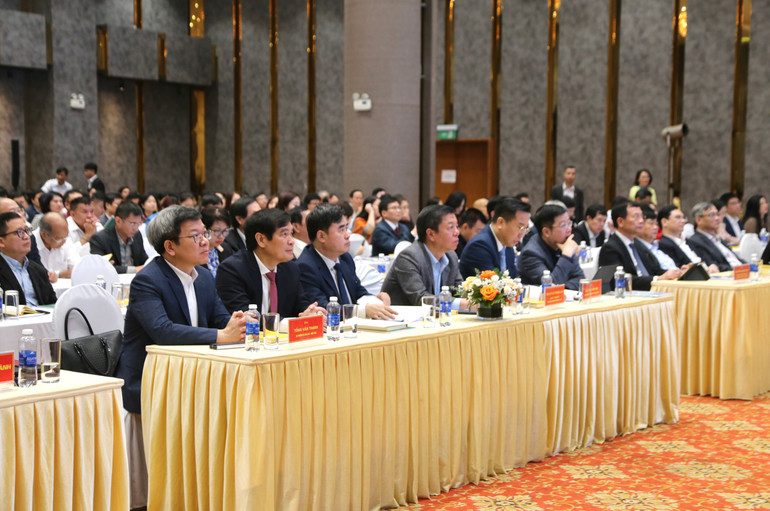 Các đại biểu tham dự hội nghị.