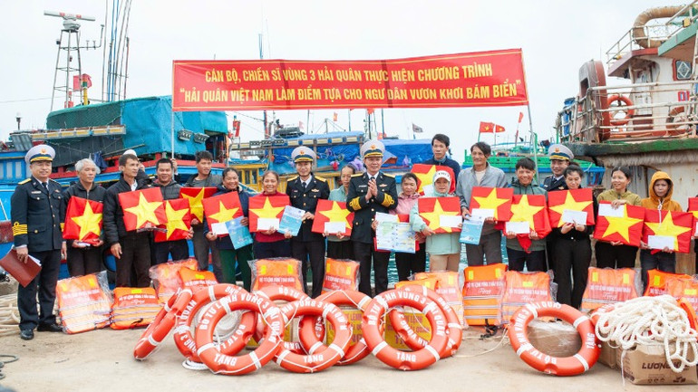 Vùng 3 Hải quân cũng đã trao tặng quà đến 15 ngư dân.