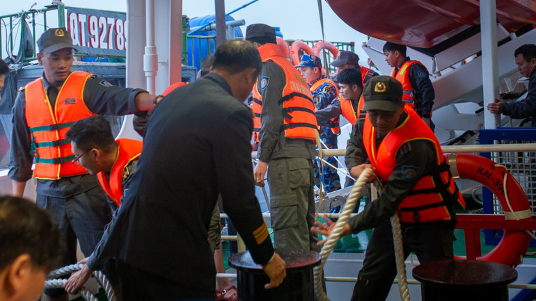 Không khí tất bật, khẩn trương tại đuôi tàu.