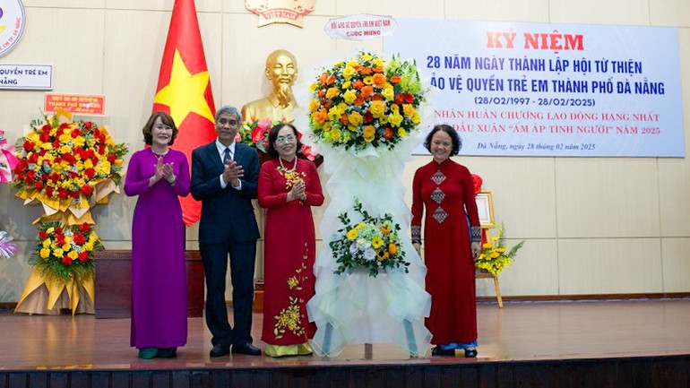 Phó Chủ tịch Hội Bảo vệ quyền trẻ em Việt Nam tặng hoa chúc mừng.