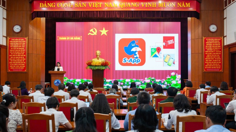 Giới thiệu ứng dụng “SOS - Phòng ngừa, ứng phó với bạo lực, xâm hại phụ nữ và trẻ em” tại hội nghị.