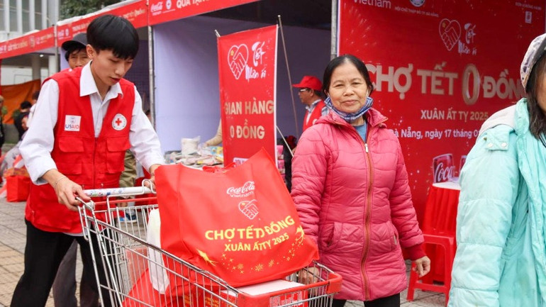 Chương trình "Chợ Tết 0 đồng" do Hội Chữ thập đỏ thành phố Đà Nẵng phối hợp Coca-Cola Việt Nam tổ chức vừa qua.