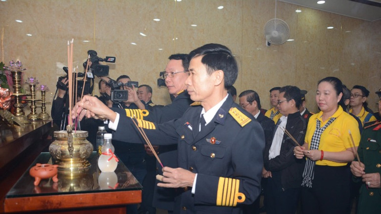 Các đồng chí trong đoàn dâng hương.