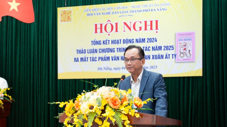 Chủ tịch Liên hiệp các Hội Văn học-Nghệ thuật thành phố Đà Nẵng Nguyễn Nho Khiêm phát biểu.
