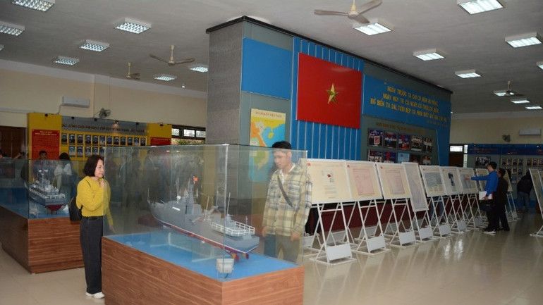 Các đại biểu của đoàn công tác chúc Tết đảo Cồn Cỏ, Lý Sơn tham quan Nhà truyền thống Vùng 3 Hải quân.